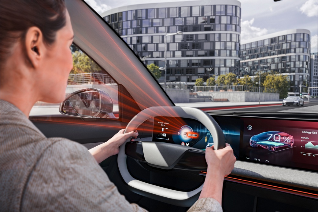 Die Anordnung der Kamera unterhalb des Displays gewährleistet nicht nur eine optimale Sicht auf die Fahrerin oder den Fahrer, sondern ermöglicht auch ein klares Cockpit-Design.