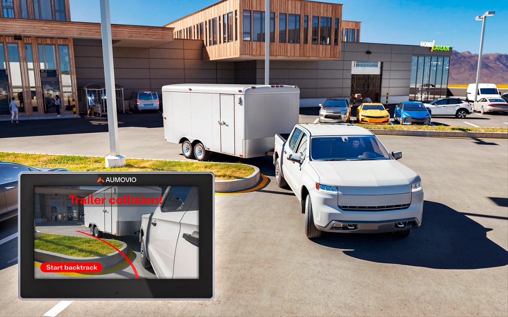 Trailer collision warning: The new assistance system prevents collisions with pedestrians or obstacles such as curbstones and parked vehicles.