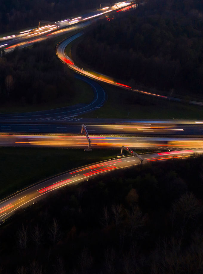 Deutschland, Baden-Württemberg, Stuttgart, Autobahnkreuz, Autobahn, Luftaufnahme, Vogelperspektive, A8, Straße, Straßenverkehr, Kreuzung, Abzweigung, Gabelung, Richtung, Lichtspuren