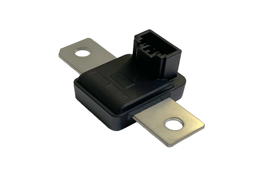 Weißer Kunststoff-Hall-Effekt-Stromsensor mit einem rechteckigen Gehäuse und einer Aussparung in der Mitte für die Platzierung des Leiters. Die Komponente verfügt über zwei Befestigungslöcher und einen Anschluss auf der Oberseite für die Signalübertragung. Konzipiert für die Einpunkt-Strommessung in Automobilsystemen.