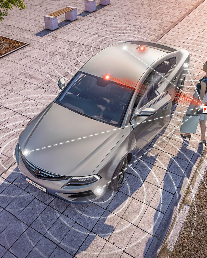 Image of an access situation in front of a vehicle, taken from above. The vehicle recognizes the car key in the woman's handbag and performs various personalized functions. The so-called PASE system enables keyless access to the vehicle and starts the engine without you having to hold the key in your hand. The vehicle system automatically recognizes the correct key when you approach and unlocks the vehicle. 
