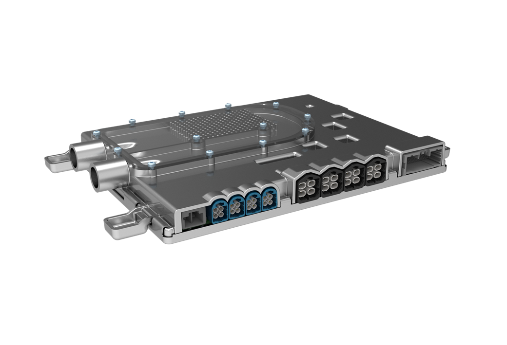 Nahaufnahme einer Hochleistungscomputereinheit (HPC) für Kraftfahrzeuge in einem Metallgehäuse. Die Komponente verfügt auf einer Seite über mehrere Anschlüsse, darunter blaue und schwarze mehrpolige Buchsen sowie zwei zylindrische Anschlüsse für Hochgeschwindigkeitsdaten- oder Stromverbindungen. Die Oberseite weist einen gemusterten Bereich mit mehreren Schrauben auf, mit denen die Abdeckung befestigt ist.