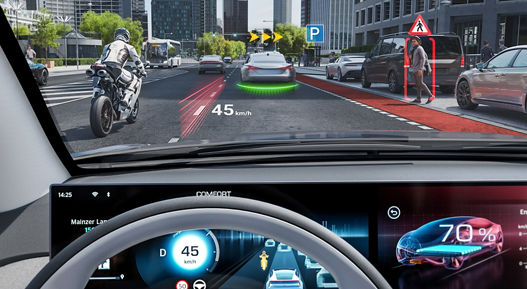 Image through the windshield showing a traffic situation. A head-up display shows a wide variety of traffic information projected onto the surroundings. HUD ARCreator  projects essential driving information directly onto the windshield into the driver’s line of sight, ensuring drivers keep their eyes on the road. 