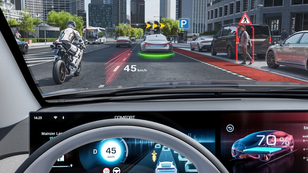 Bild durch die Windschutzscheibe, das eine Verkehrssituation zeigt. Ein Head-up-Display zeigt eine Vielzahl von Verkehrsinformationen, die auf die Umgebung projiziert werden. HUD ARCreator projiziert wichtige Fahrinformationen direkt auf die Windschutzscheibe in das Sichtfeld des Fahrers, sodass dieser den Blick auf die Straße richten kann. 