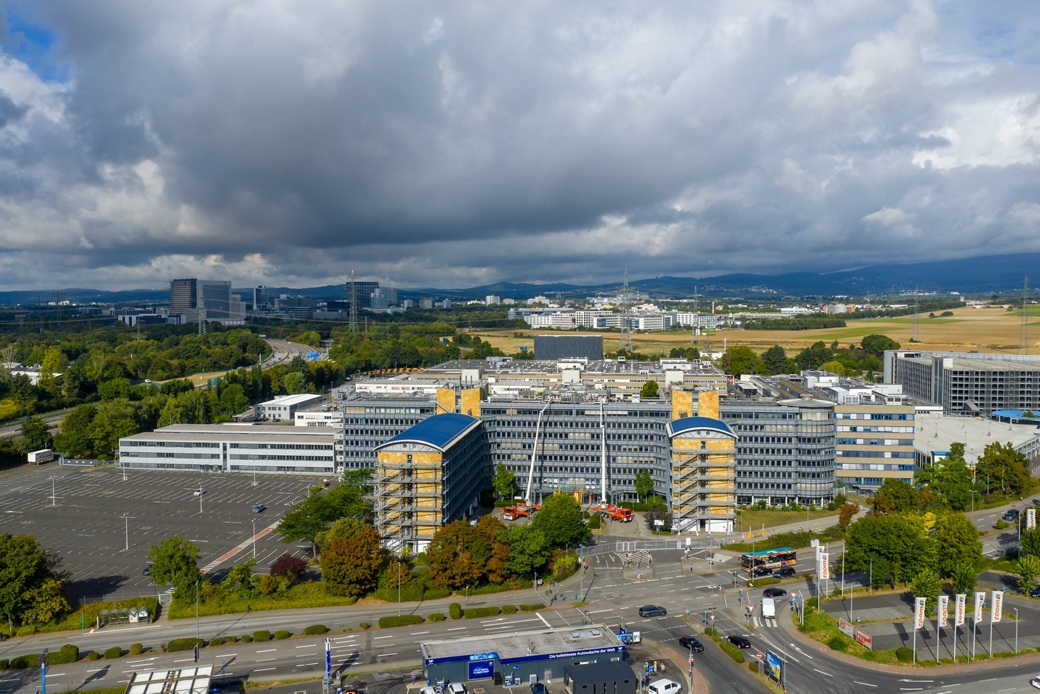 Der Standort in Frankfurt am Main wird für die neue Marke AUMOVIO vorbereitet.