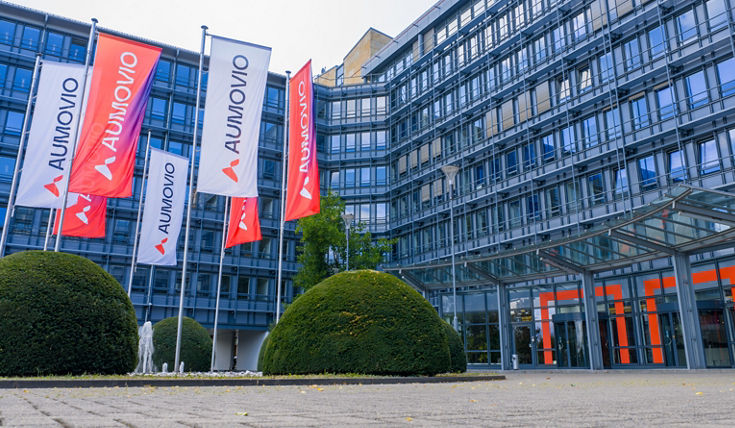 Picture of tne AUMOVIO building in Frankfurt with AUMOVIO flags in front of it