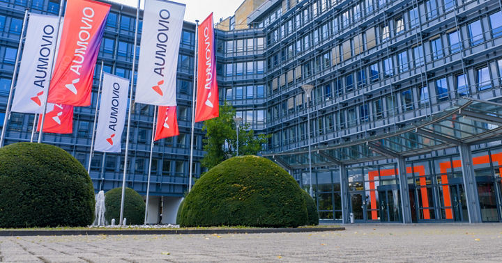 Picture of tne AUMOVIO building in Frankfurt with AUMOVIO flags in front of it