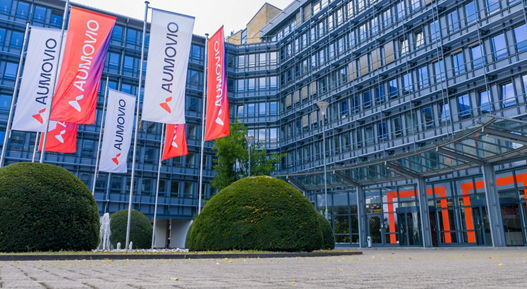 Picture of tne AUMOVIO building in Frankfurt with AUMOVIO flags in front of it