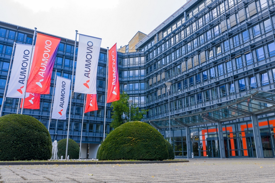 Picture of tne AUMOVIO building in Frankfurt with AUMOVIO flags in front of it