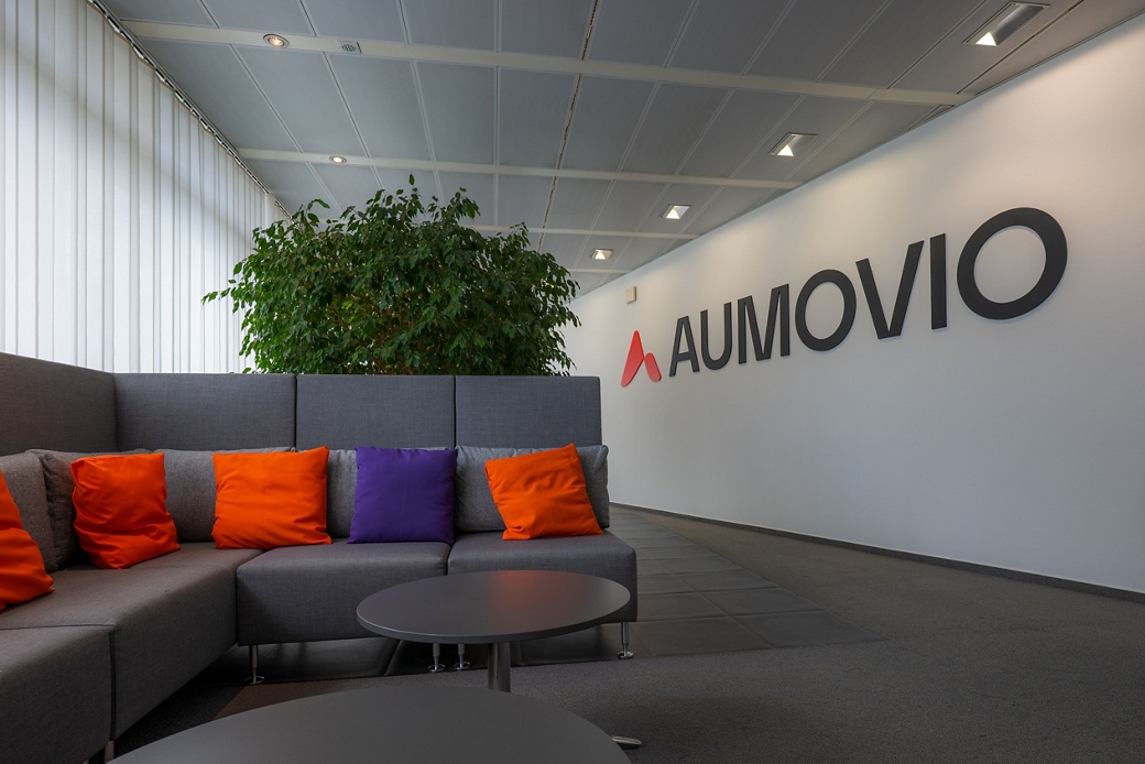 AUMOVIO Logo im Standort Frankfurt am Main.