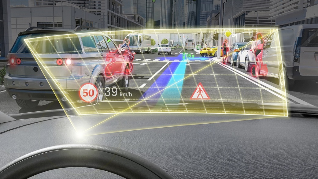 Bild eines Gittermusters auf der Windschutzscheibe, das Verzerrungen in Head-up-Displays zeigt. Der Warping-Algorithmus von AUMOVIO, der im ARCreator verwendet wird, aber auch als eigenständige Lösung erhältlich ist, löst dieses Problem mit einem proprietären Warping-Algorithmus. Der Algorithmus verzerrt das Bild vor der Projektion vorab, sodass die Augmentationsgrafiken beim Spiegeln auf die gekrümmte Oberfläche für den Fahrer vollkommen unverzerrt erscheinen. 
