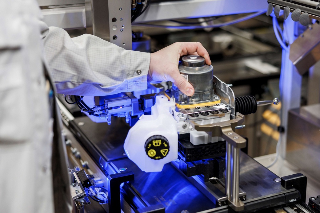 Produktion des elektrohydraulischen Bremssystems MK C2.