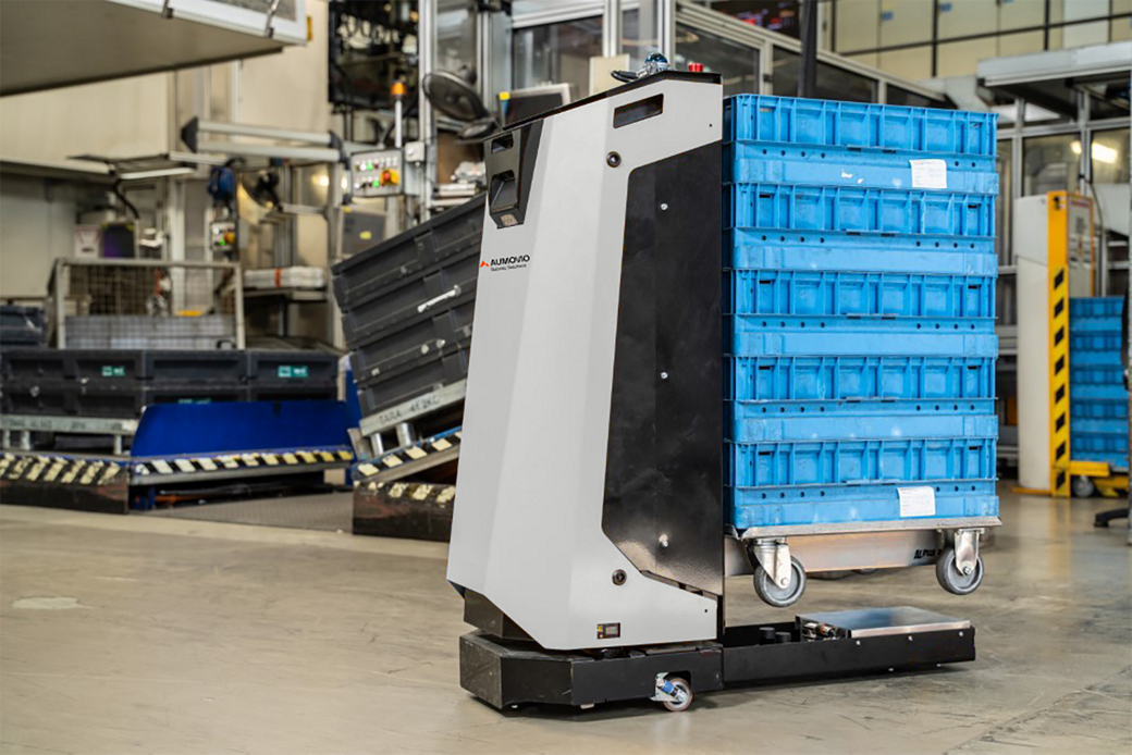 Der ultrakompakte Transportroboter NXS 300 ist für Kleinladungsträger optimiert und navigiert sicher durch enge Gänge.