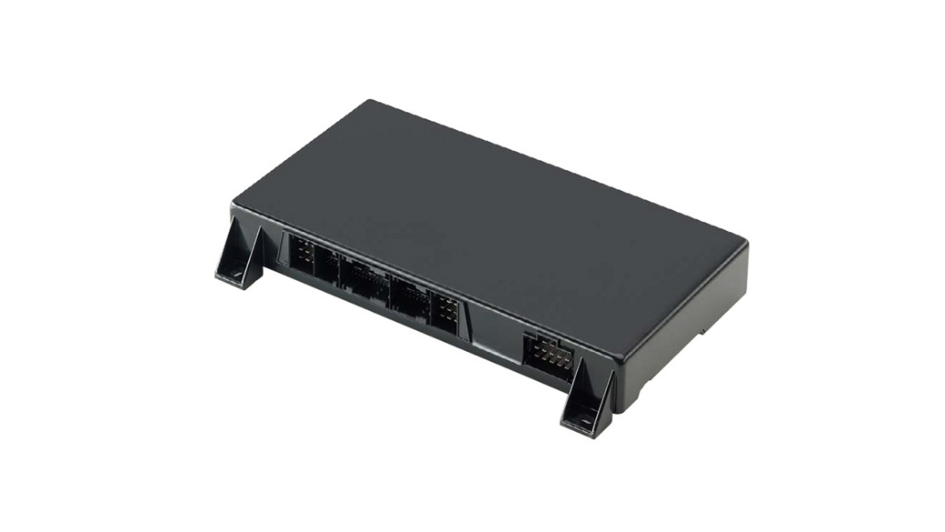 Kompaktes Automobil-Steuermodul mit einem schwarzen rechteckigen Gehäuse und mehreren Anschlussbuchsen auf einer Seite. Entwickelt für Karosseriesteuerungs- und Multiplexing-Funktionen in modernen Fahrzeugen, ermöglicht es eine effiziente Kommunikation und elektronische Integration.