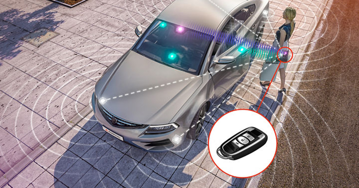 Image of an access situation in front of a vehicle, taken from above. The vehicle recognizes the car key in the woman's handbag and performs various personalized functions. The so-called PASE system enables keyless access to the vehicle and starts the engine without you having to hold the key in your hand. The vehicle system automatically recognizes the correct key when you approach and unlocks the vehicle. 