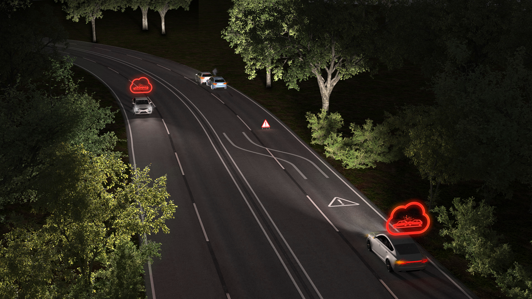 Das Bild zeigt eine Straßenszene bei Nacht. Das Fahrzeug erkennt einen Unfall und projiziert einen sicheren Weg zur Umfahrung der Unfallstelle direkt auf die Straße vor dem Fahrzeug.