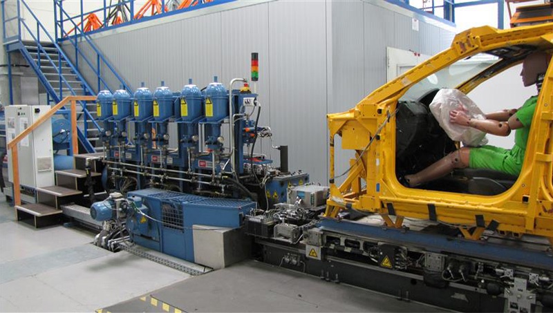 Abbildung eines kontrollierten Schlittensystems. Ein kontrolliertes Schlittensystem und modernste Schlittenanlagen sind für die Überprüfung und Zulassung von Rückhaltesystemen, Sitzsystemen und Energiespeicherkomponenten unerlässlich. Diese Tests stellen sicher, dass alle sicherheitskritischen Elemente unter dynamischen Bedingungen zuverlässig funktionieren. Jedes Verfahren wird in Übereinstimmung mit nationalen und internationalen Normen durchgeführt, darunter FMVSS, VSTD, ECE und NCAP, wodurch ein Höchstmaß an Insassenschutz und Einhaltung der Vorschriften gewährleistet wird.