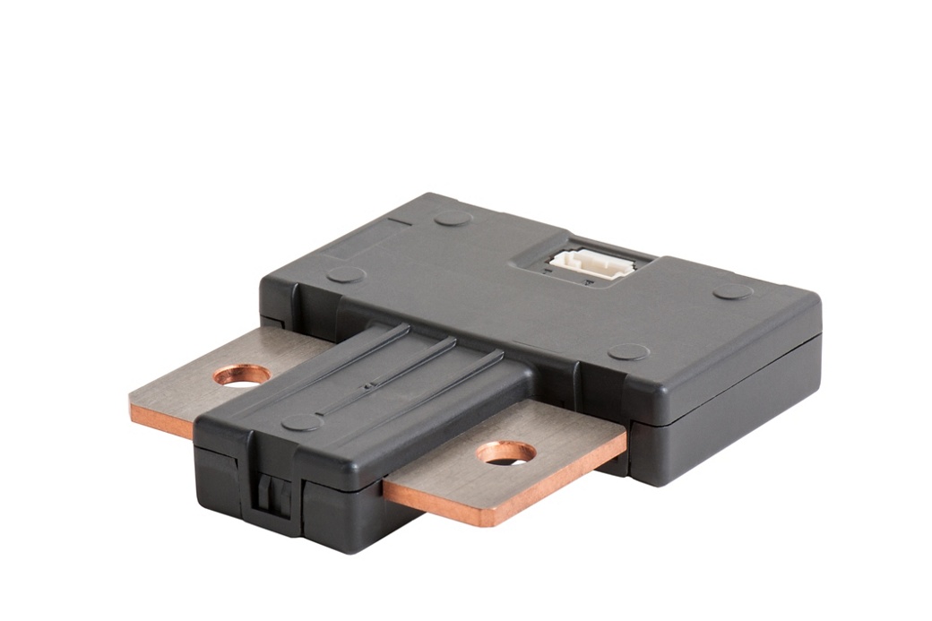 Kompakter Zweikanal-Shunt-Stromsensor mit flachem schwarzen Gehäuse und zwei integrierten Kupferstromschienen für die Hochstrommessung. Auf der Oberseite ist ein kleiner Anschluss für die Signalausgabe zu sehen. Das Design legt Wert auf Genauigkeit und Robustheit für die Antriebssysteme von Elektrofahrzeugen.