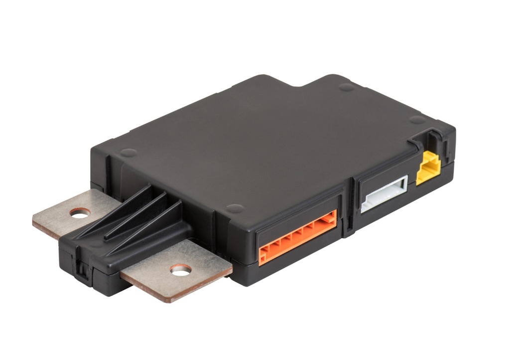 Nahaufnahme einer Hochspannungssensoreinheit mit einem schwarzen rechteckigen Gehäuse und integrierten Kupferstromschienen. Die Komponente verfügt über mehrere Anschlussbuchsen in Orange, Gelb und Grau für die elektrische Schnittstelle, was ihre Rolle bei der Überwachung von Hochspannungskreisen in Elektrofahrzeugen unterstreicht.