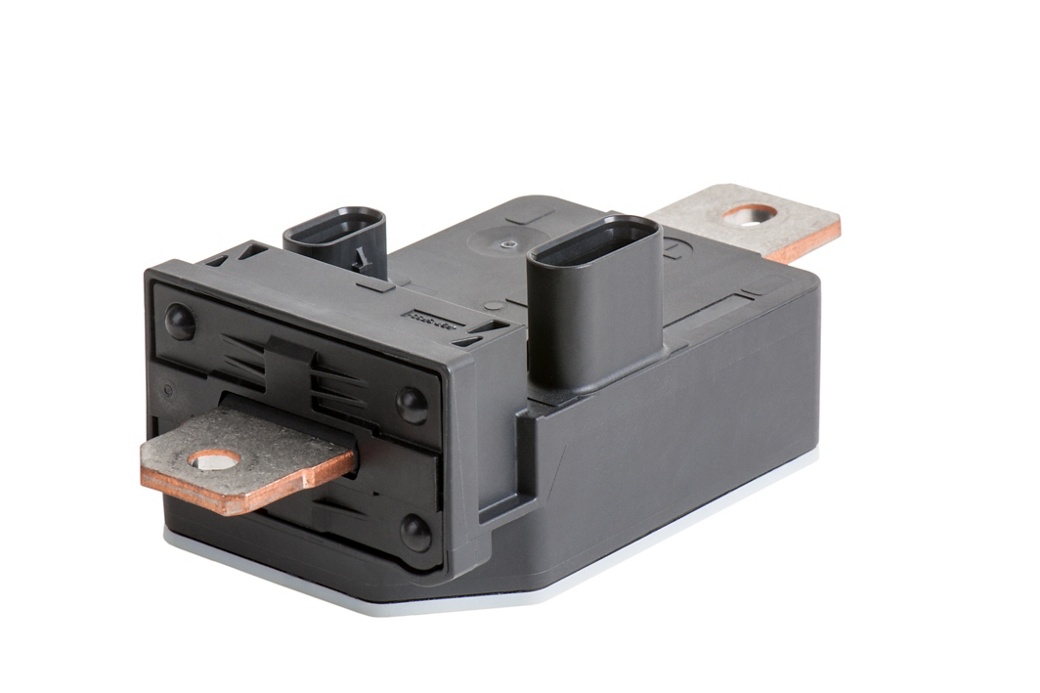 Nahaufnahme eines Stromsensormoduls mit einem schwarzen rechteckigen Gehäuse und zwei großen Kupferstromschienen, die sich zu beiden Seiten erstrecken. Das Design umfasst einen Anschlussstecker an der Oberseite für die elektrische Schnittstelle und kombiniert Shunt- und Hall-Effekt-Messung für eine präzise Stromüberwachung in Automobilanwendungen.