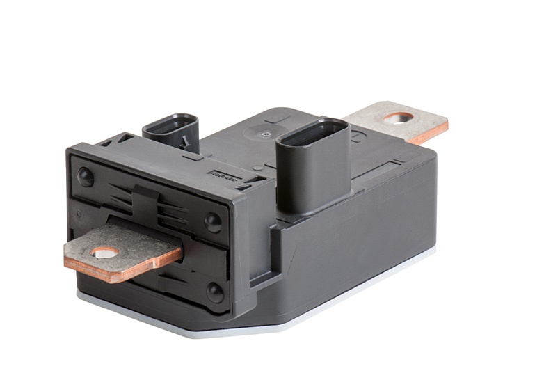 Nahaufnahme eines Stromsensormoduls mit einem schwarzen rechteckigen Gehäuse und zwei großen Kupferstromschienen, die sich zu beiden Seiten erstrecken. Das Design umfasst einen Anschlussstecker an der Oberseite für die elektrische Schnittstelle und kombiniert Shunt- und Hall-Effekt-Messung für eine präzise Stromüberwachung in Automobilanwendungen.