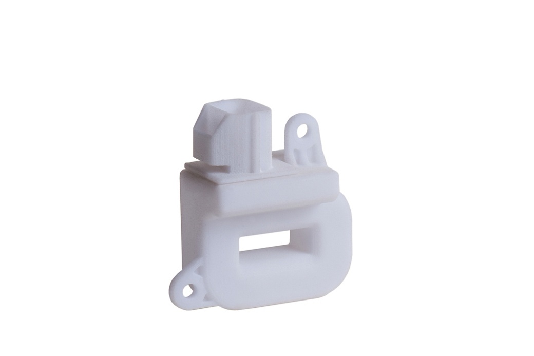 Weißer Kunststoff-Hall-Effekt-Stromsensor mit einem rechteckigen Gehäuse und einer Aussparung in der Mitte für die Platzierung des Leiters. Die Komponente verfügt über zwei Befestigungslöcher und einen Anschluss auf der Oberseite für die Signalübertragung. Konzipiert für die Einpunkt-Strommessung in Automobilsystemen.