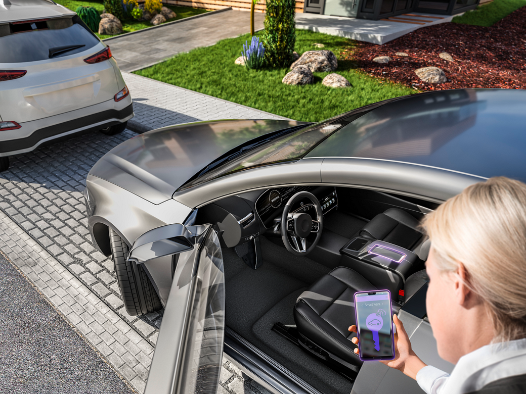 Eine Frau steht vor der offenen Autotür und schaut auf ihr Smartphone, auf dem eine intelligente Zugangslösung zum Öffnen und Schließen des Fahrzeugs angezeigt wird.