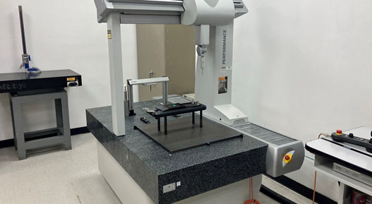 Image of a machine used to perform dimensional measurements. Dimensional laboratory supports the manufacturing process by assessing the geometric characteristics of machined products.