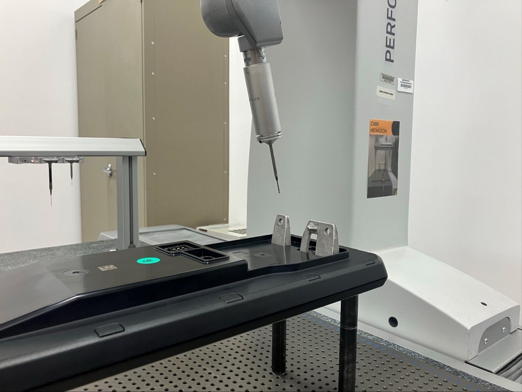 Image of a machine used to perform dimensional measurements. Dimensional laboratory supports the manufacturing process by assessing the geometric characteristics of machined products.