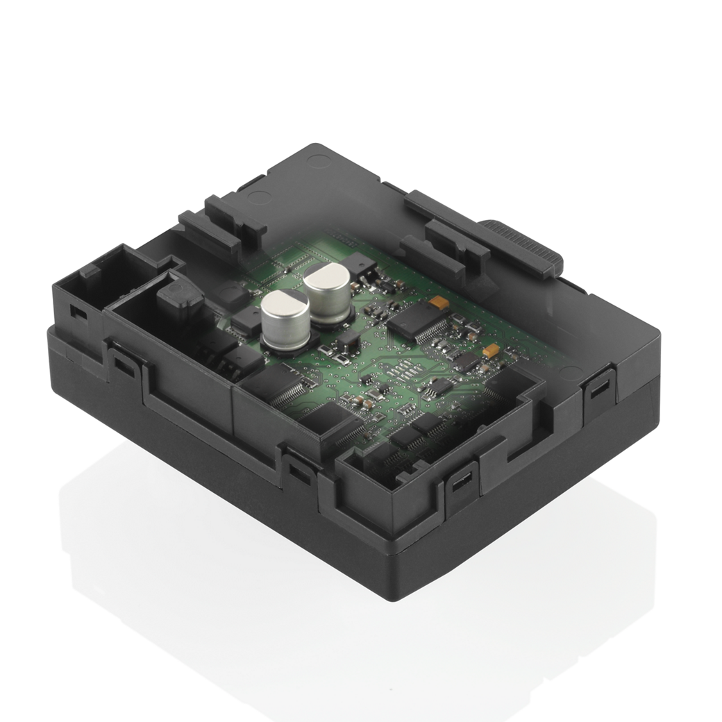 Automobil-Türsteuergerät mit freiliegenden internen Komponenten, darunter eine grüne Leiterplatte und elektronische Bauteile in einem schwarzen Gehäuse. Entwickelt für fortschrittliche elektrische Tür- und Komfortfunktionen in modernen Fahrzeugen.