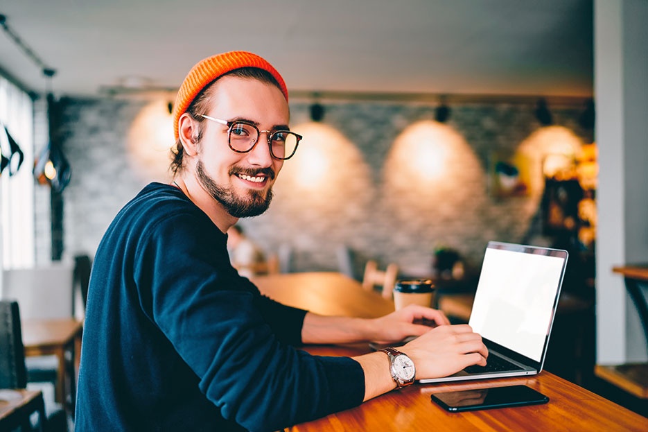The image economy, which shows a smiling student working on his laptop, represents the opportunities you have at AUMOVIO in the field of economics. Do you enjoy organization, numbers, and processes? From industrial clerk to office management clerk—we'll show you your options.