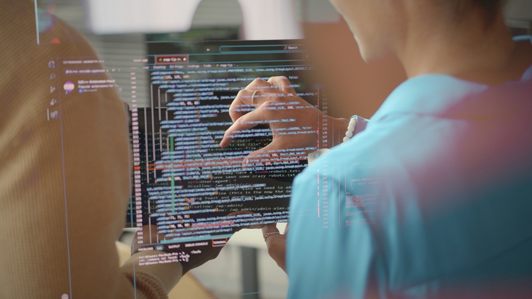 Bild einer Frau, die mit ihren Fingern Informationen auf einem virtuellen Tablet vergrößert. Befähigen Sie Ihr Softwareentwicklungsteam zu grenzenloser Innovation. Mit dem KI-basierten Engineering-Assistenten von Aumovio können Ihre Ingenieure softwaregesteuerte Systeme vollständig in einer virtuellen Umgebung entwerfen, kontinuierlich entwickeln und testen, ohne auf physische Hardware angewiesen zu sein, und nahtlos in einem skalierbaren, cloudbasierten Arbeitsbereich zusammenarbeiten, der weltweit rund um die Uhr verfügbar ist. Wenn es an der Zeit ist, die Software zu liefern, können Sie die Softwarefunktionen sicher auf der physischen Zielhardware bereitstellen und so Geschwindigkeit und Präzision in jeder Phase gewährleisten.