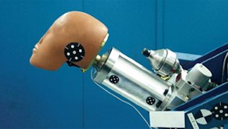 Abbildung eines Crash-Test-Dummy-Kopfes. Ein Freisitzkopfmodell wird in speziellen Prüfdienstleistungen zur Bewertung der Fahrzeugsicherheit und -konformität verwendet. Zu diesen Dienstleistungen gehören Konformitätsprüfungen der Produktion, Missbrauchs- und Fahrzeugtests sowie die Unterstützung bei Homologations- und Selbstzertifizierungsprozessen. Durch die Kombination präziser Aufprallmessungen mit strengen Validierungsprotokollen stellen wir sicher, dass alle Systeme die gesetzlichen Anforderungen erfüllen und einen zuverlässigen Schutz für Insassen und Fußgänger bieten.