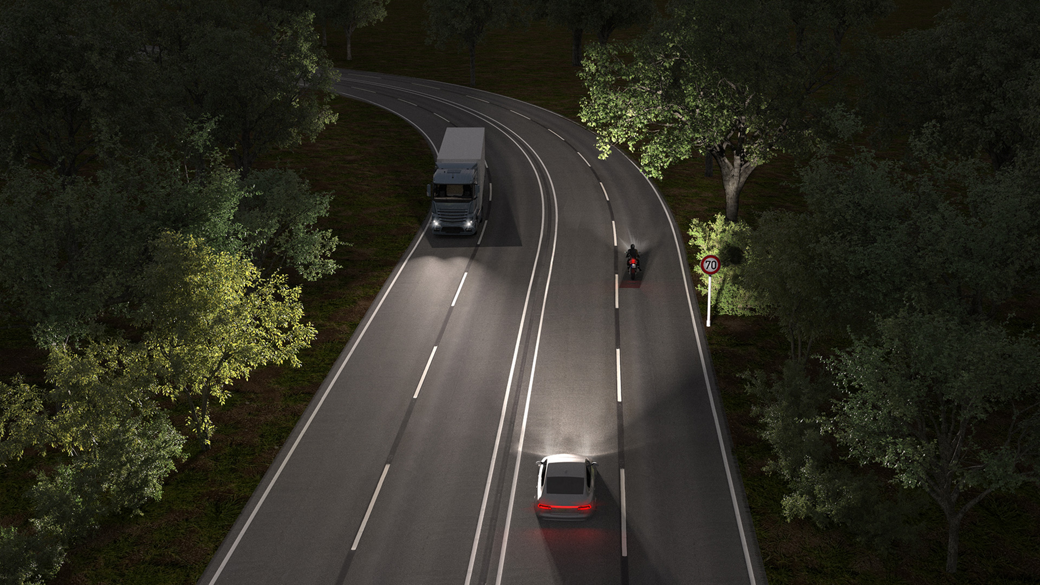 Bild zum Thema blendfreies Fernlicht und zur Softwarelösung „Licht & Sicht“ von AUMOVIO. Diese Lösung ermöglicht die nahtlose Koordination intelligenter Beleuchtungs- und Sichtbarkeitsfunktionen und erhöht so die Sicherheit, den Komfort und die Fahrkomfort.