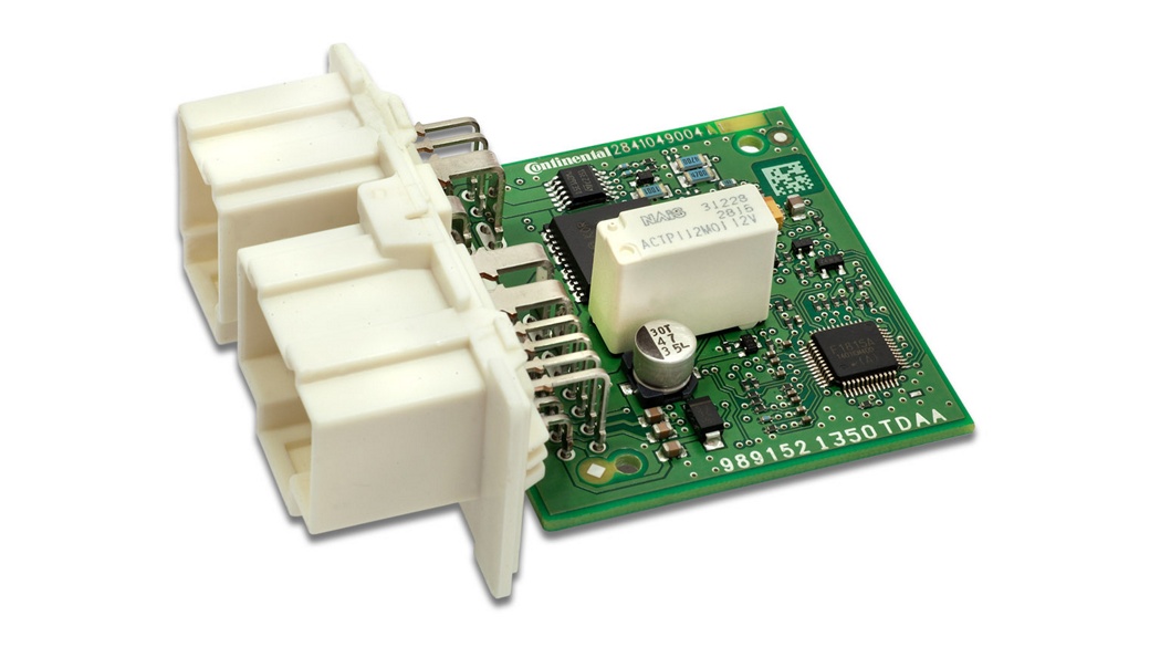 Steuergerät für Fahrzeugsitze mit grüner Leiterplatte und weißem Steckergehäuse. Enthält integrierte elektronische Komponenten für Sitzheizungs- und Klimatisierungssysteme in modernen Fahrzeugen.