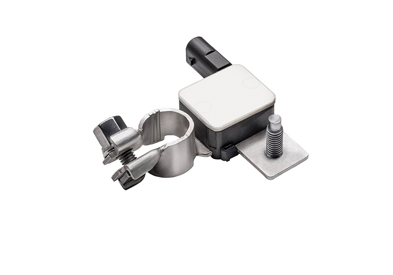 Kompakte Halterung mit integriertem Sensorgehäuse, bestehend aus einer Metallklemme, einer federbelasteten Schraube und einem Kunststoffverbinder.