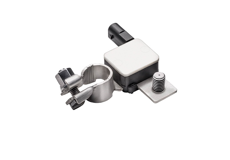 Kompakte Halterung mit integriertem Sensorgehäuse, bestehend aus einer Metallklemme, einer federbelasteten Schraube und einem Kunststoffverbinder.