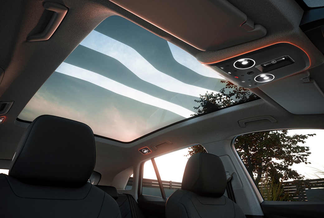Bild eines Fahrzeug-Schiebedachs für die Softwarelösung Intelligent Glass Control von AUMOVIO, das sich bei Sonneneinstrahlung automatisch verdunkelt. 