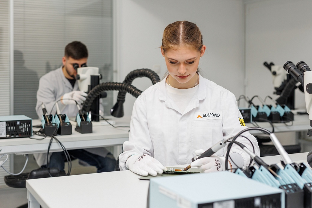 A woman pupil working in the AUMOVIO Sibiu technical training center