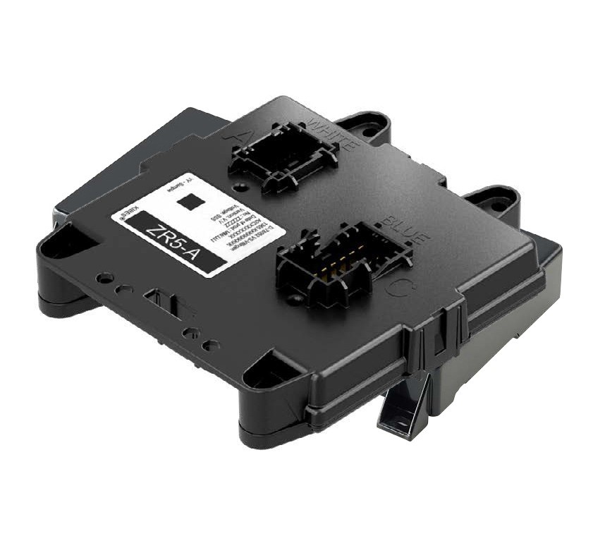 Automobil-Steuermodul mit der Bezeichnung „ZR5A“ mit einem schwarzen rechteckigen Gehäuse und mehreren Anschlussbuchsen. Entwickelt für fortschrittliche Karosseriesteuerungs- und Multiplexing-Funktionen in Nutzfahrzeugen, ermöglicht es eine effiziente elektronische Kommunikation.