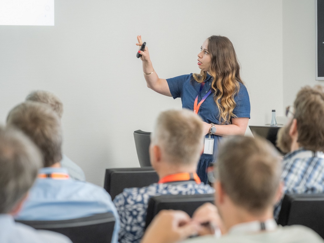 The picture shows Iulia, a software architect and engineer at AUMOVIO, during a presentation at the 2026 Radar Expert Days