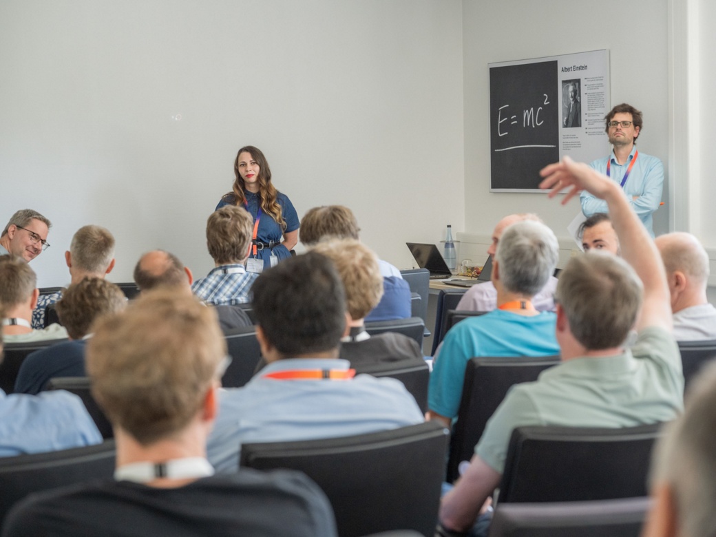 The picture shows Iulia, a software architect and engineer at AUMOVIO, during a presentation at the 2026 Radar Expert Days