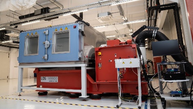 Photo of a large machine for mechanical testing in an industrial hall 