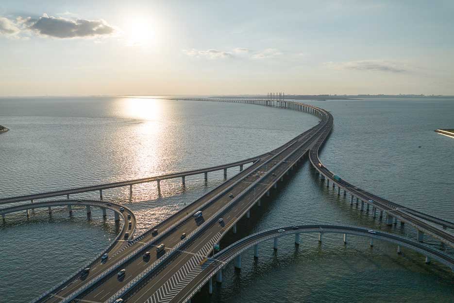 The image mobility of the future shows an highway running for miles over water. AUMOVIO – a leading technology group and one of the world's largest automotive suppliers. With high-tech products and exciting tasks in a wide range of areas, you will contribute to a world without accidents and make sustainable driving a reality.