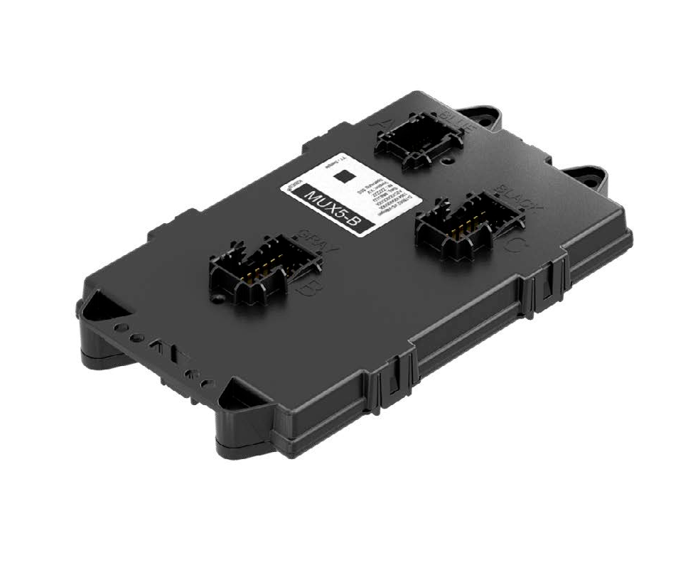 Automobil-Multiplexmodul mit der Bezeichnung „MUX5-B“ mit einem schwarzen rechteckigen Gehäuse und mehreren Anschlussports für CAN und Stromverteilung. Entwickelt für fortschrittliche Fahrzeugvernetzung und elektronische Steuerung in Nutz- und Personenkraftwagen.