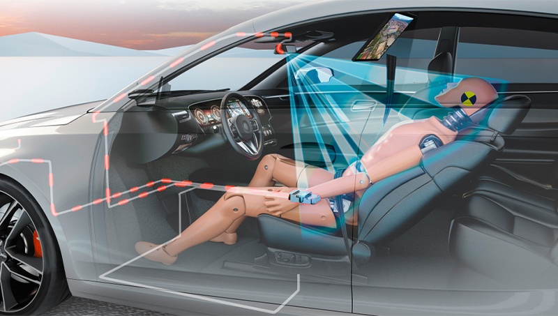 Bild eines im Fahrzeug integrierten Sicherheitsmonitors, der einen Crashtest-Dummy scannt, um die Entwicklung fortschrittlicher Sicherheitssysteme zu unterstützen. Diese Systeme sind Teil integrierter Sicherheitsarchitekturen, die Pre-Crash-Sicherheitsfunktionen mit Echtzeit-Insassenerkennung kombinieren. Dies ermöglicht den adaptiven Einsatz fortschrittlicher Rückhaltesysteme, die auf neue Fahrzeuginnenräume zugeschnitten sind und einen optimalen Schutz in verschiedenen Unfallszenarien gewährleisten.