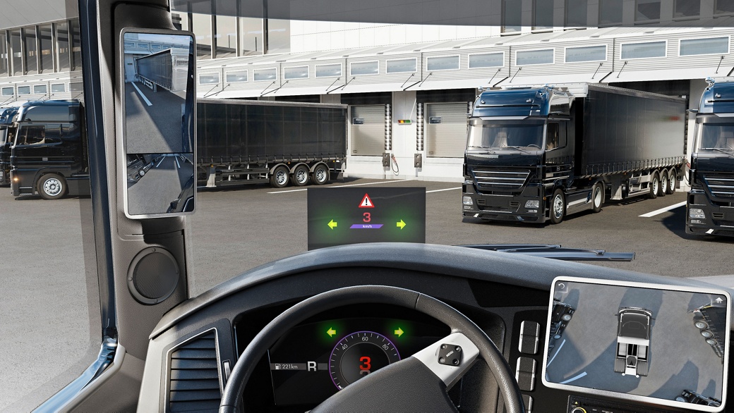 Ansicht der Lkw-Kabine mit Parkassistenzsystem, das Entfernungswarnungen und Richtungspfeile auf einem digitalen Bildschirm anzeigt.