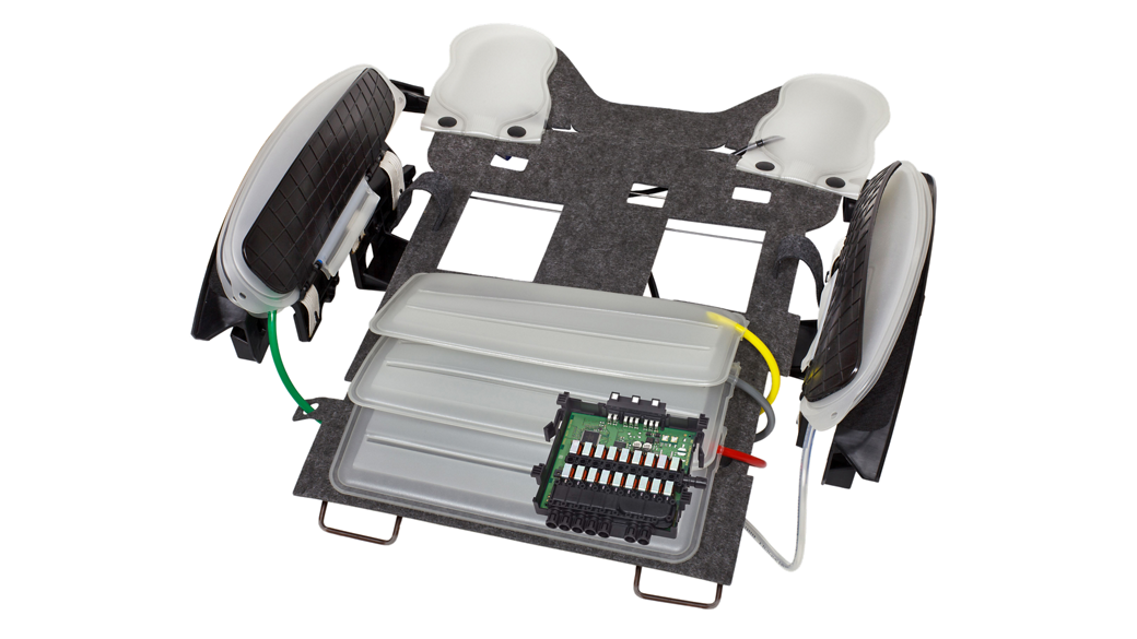 Pneumatisches Sitzsystem für Kraftfahrzeuge mit freiliegender Innenstruktur, einschließlich Luftkammern, Verkabelung und elektronischer Steuereinheit, die am Sitzrahmen angebracht sind. Konzipiert für eine einstellbare Lendenwirbelstütze und Komfortfunktionen.