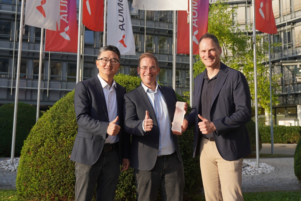 Bin Huo, Head of segment Passive Safety and Sensorics at AUMOVIO; Dr. Michael Kröger, CEO and Co-Founder of FLEXOO; Dr. Otmar Schreiner, Managing Director co-pace GmbH & Head of Innovation and Ventures at AUMOVIO.