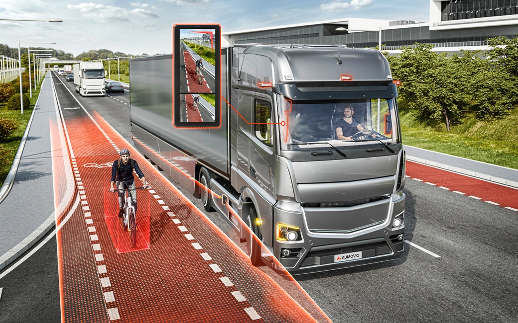 AUMOVIO’s turn assist system protects particularly vulnerable road users such as cyclists.